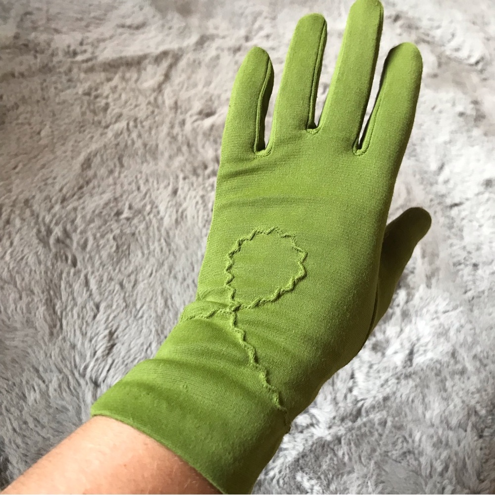 Vintage 50s olive green gloves with stitching bracelet length stretchy size 7